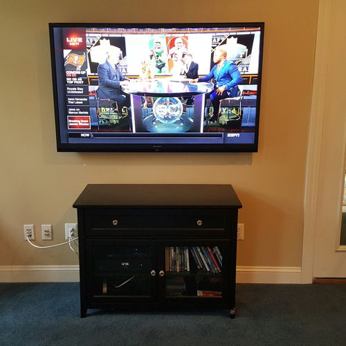 Basic TV installation with source and power cables