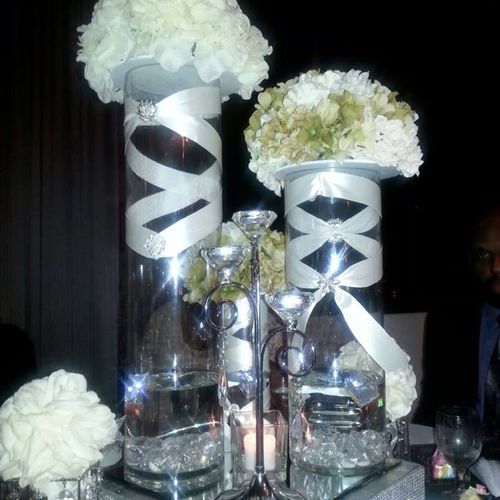 Classy and beautiful centerpieces by Robin King