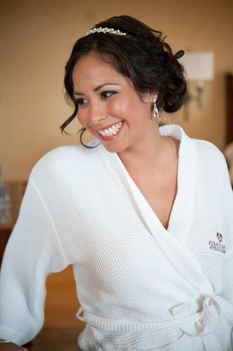 Loose curls on this bride