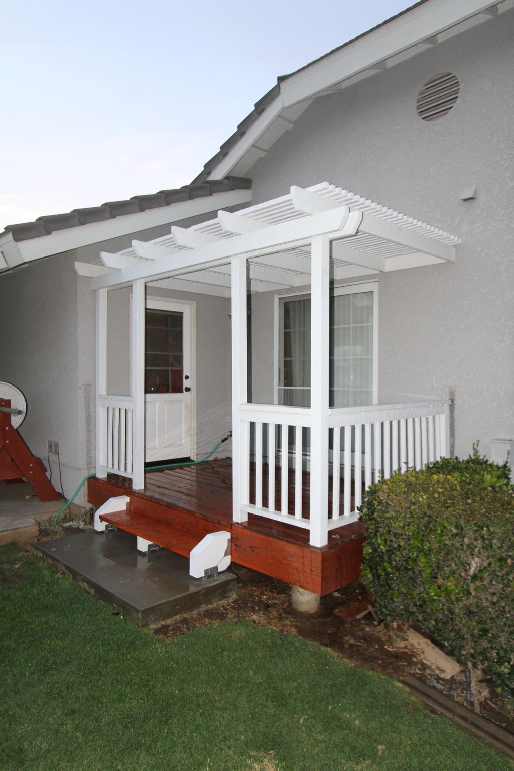 Here is another redwood deck at the same property.