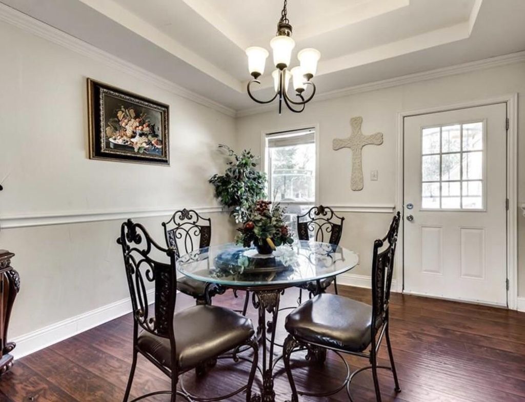 Complete remodeling. Ceiling, floors, painting.