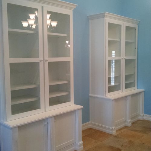 Matching white lacquered bookcases with adjustable