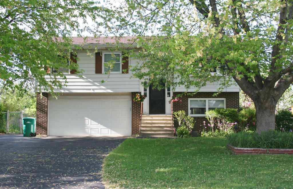 Market Listing in Oswego, IL - Raised Ranch - 3 BR