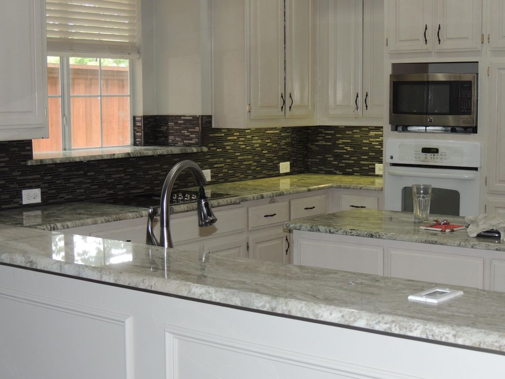 Fantasy Brown With Interlocking Backsplash