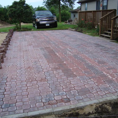 Parking area 25' x 40' (3,000 bullnose pavers with