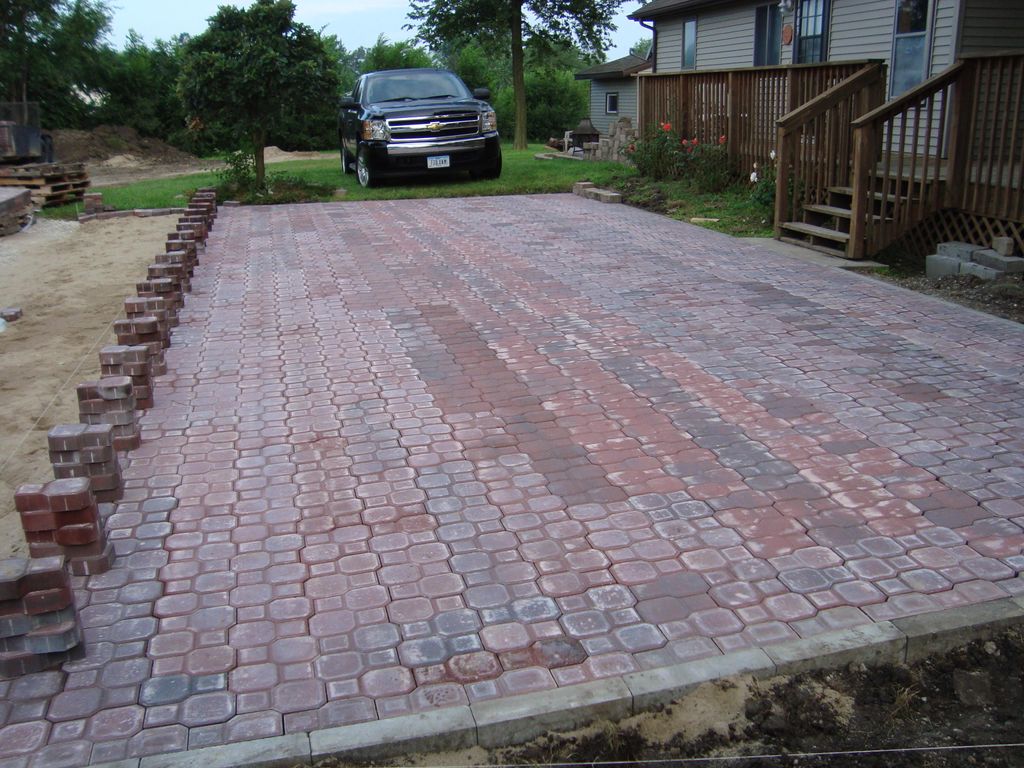 Parking area 25' x 40' (3,000 bullnose pavers with