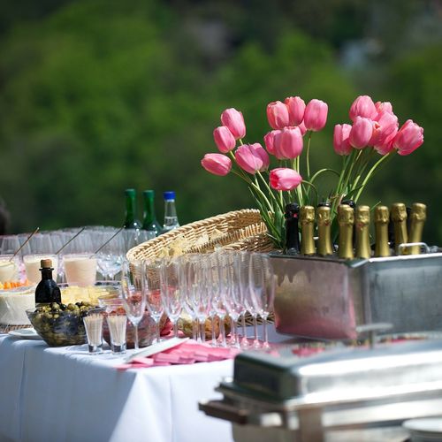 Champagne and pink tulips for your guests.