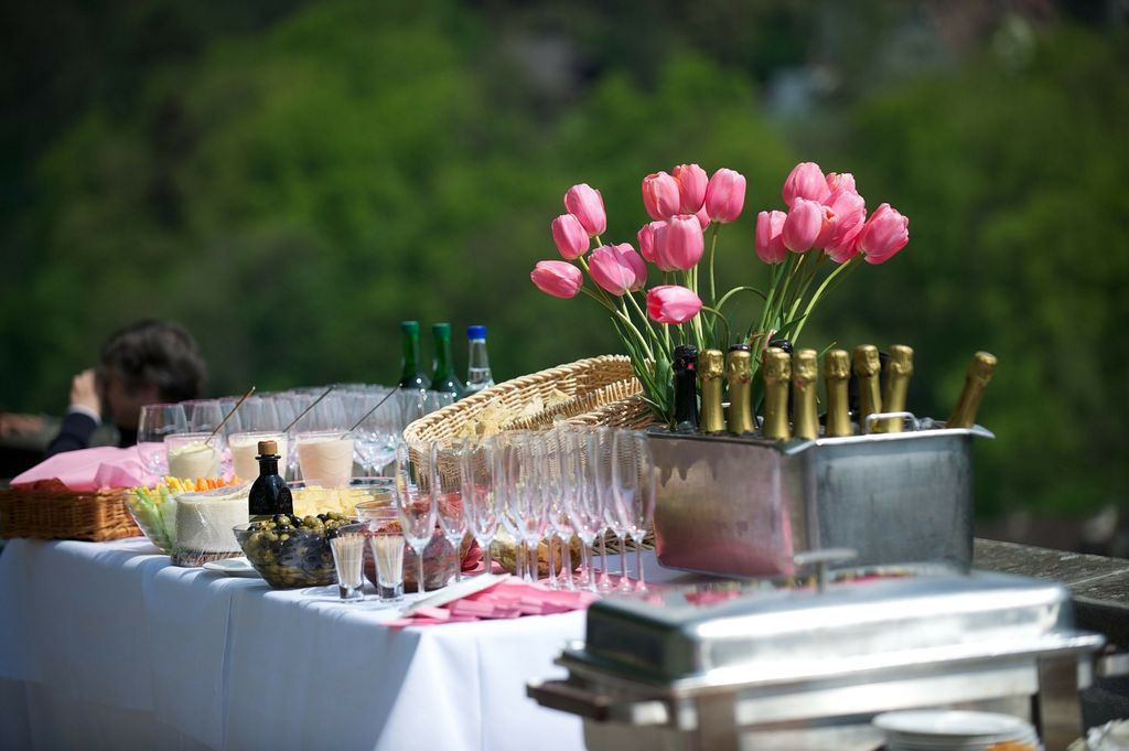 Champagne and pink tulips for your guests.