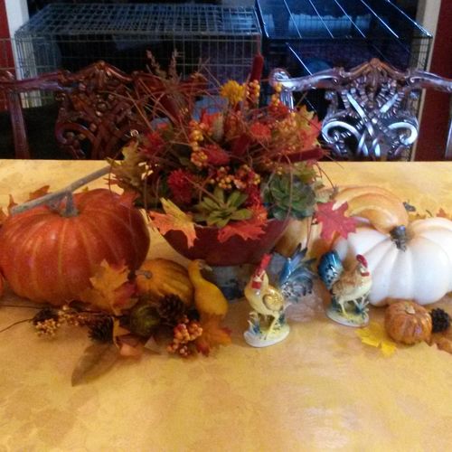 a fall table floral arrangement