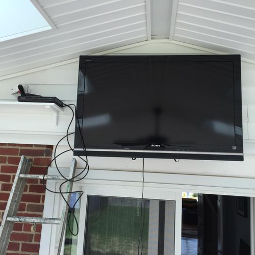 Wall mount TV installed and mounted on a customers