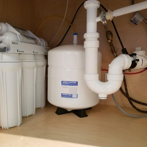 Reverse Osmosis water filter system installed unde