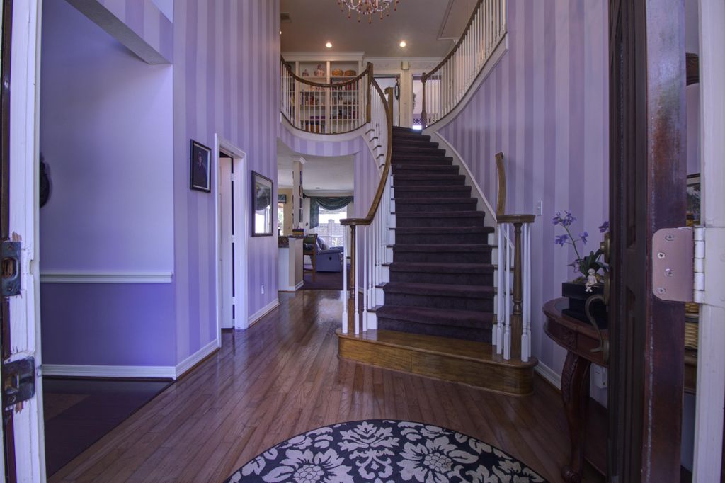 Real Estate Tours
Inside Front Entry