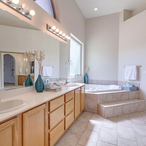 Vacant Home staging accessories - Master bath stag