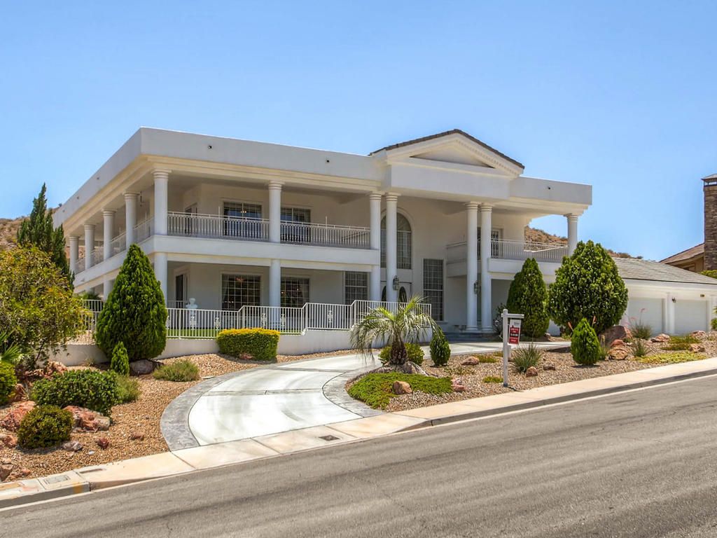 6667 sq ft. on a 19,000 sq ft lot overlooking Lake