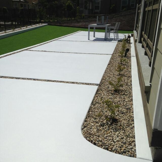 Synthetic lawn with combination of white concrete 