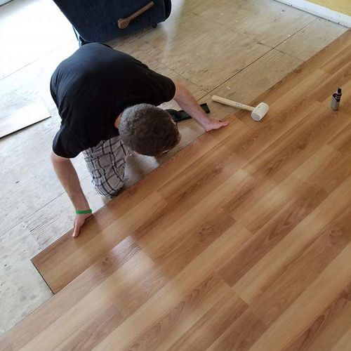 teaching  employees to install a floor.. customer 