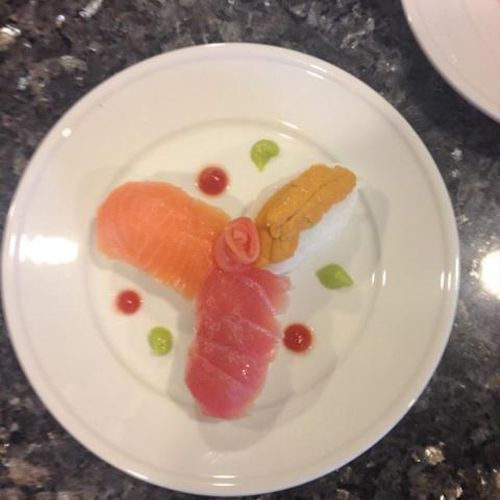 Nageri Style Sushi, 1 Salmon, 1 Tuna and 1 Uni (se