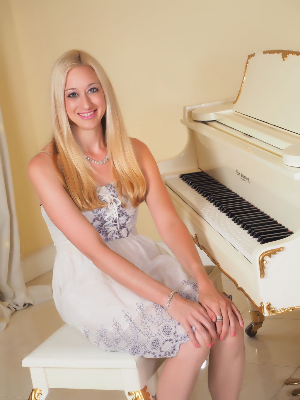Janelle Finamore Online Voice & Piano Teacher