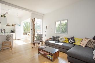 Minimalist, finished modern living room.