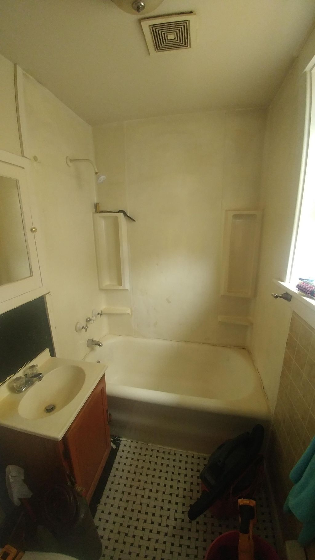 Bathtub surround before
