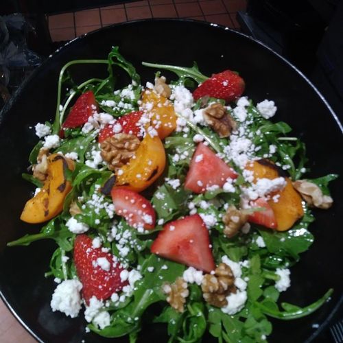 Grilled peach and strawberry salad with agave bals