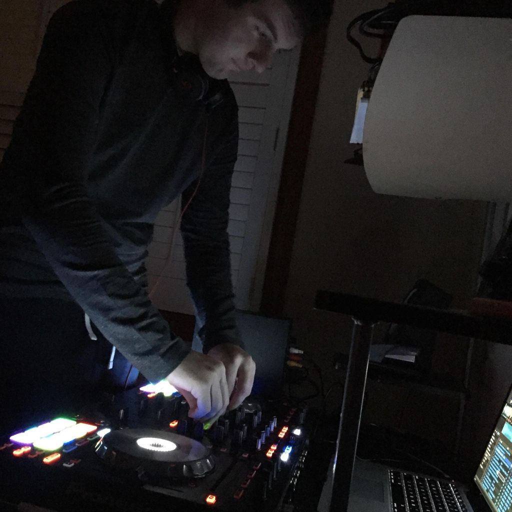 DJ