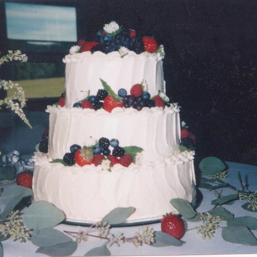 Buttercream cake with fresh berries
