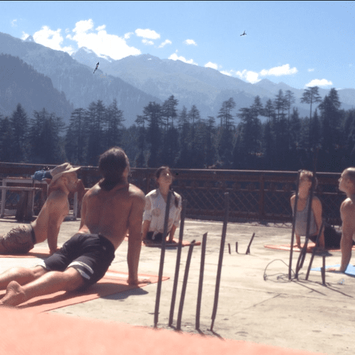 teaching each other in old manali india on the roo