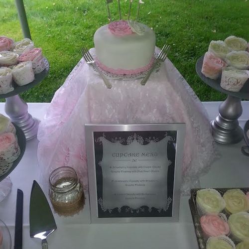 Wedding Cupcakes and Cutting Cake