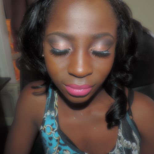 Hair- Side part sew in with leave out
Makeup-