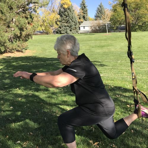 Suspended lunges at the park like a pro!