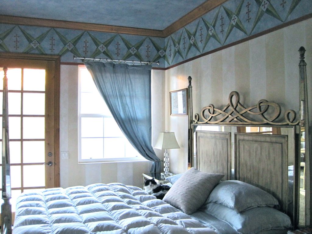 FAUX FINISHED CEILING AND STRIPED WALLS WITH MURAL