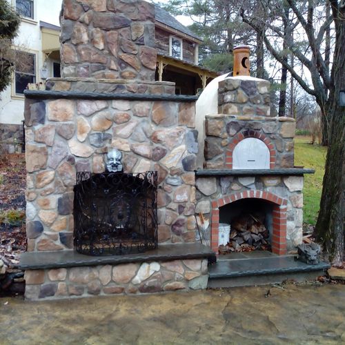 Outdoor fireplace and pizza oven