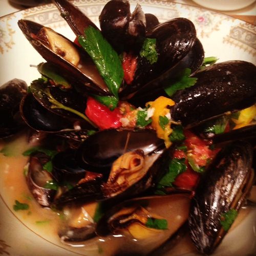 Garlicky mussels with white wine and heirloom toma