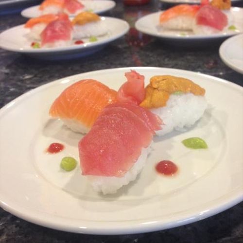 Nageri Style Sushi, 1 Salmon, 1 Tuna and 1 Uni (se