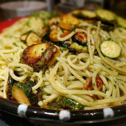Spaghetti with crispy zucchini, basil and preserve