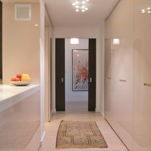 Wide hallway, with dressing area