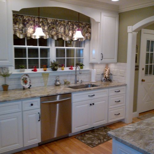 TRADITIONAL KITCHEN WITH CUSTOM ARCH MILLWORK