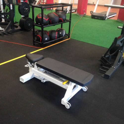 Training station: Weight bench and training area
