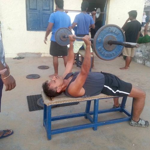 Strength Building - Weight Lifting on the beach du