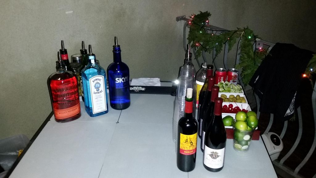 Neat, classy setup, even on a square-shaped table.