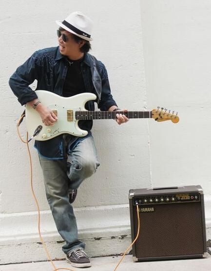 "I love teaching guitar. . Let's have fun !"  -  R
