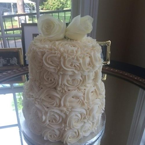 Lemon wedding cake cover in lemon buttercream rose