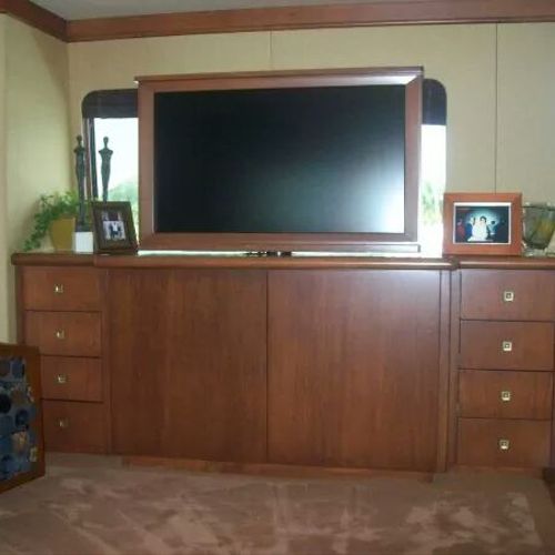 Screen lifts out of cabinet.