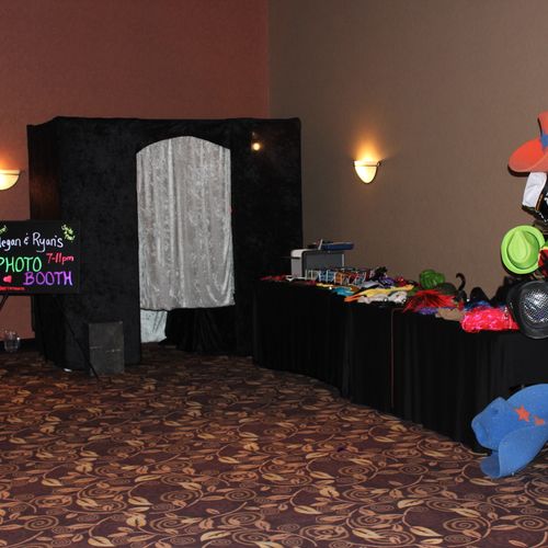 Large spacious photo booth that easily holds 1-6 g