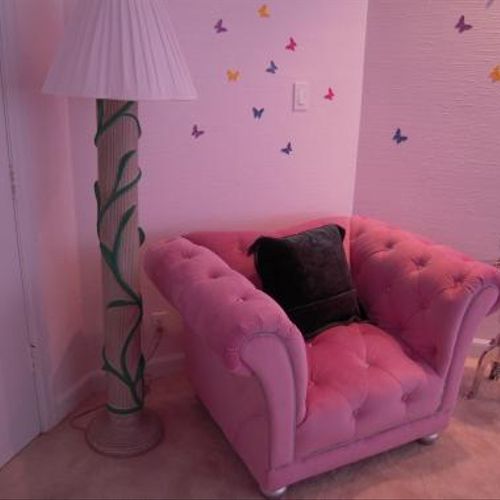 The pink velvet chair has "diamond" studs.  Just h