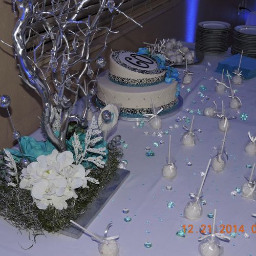 Cake/cake pop table as well as hand crafted center