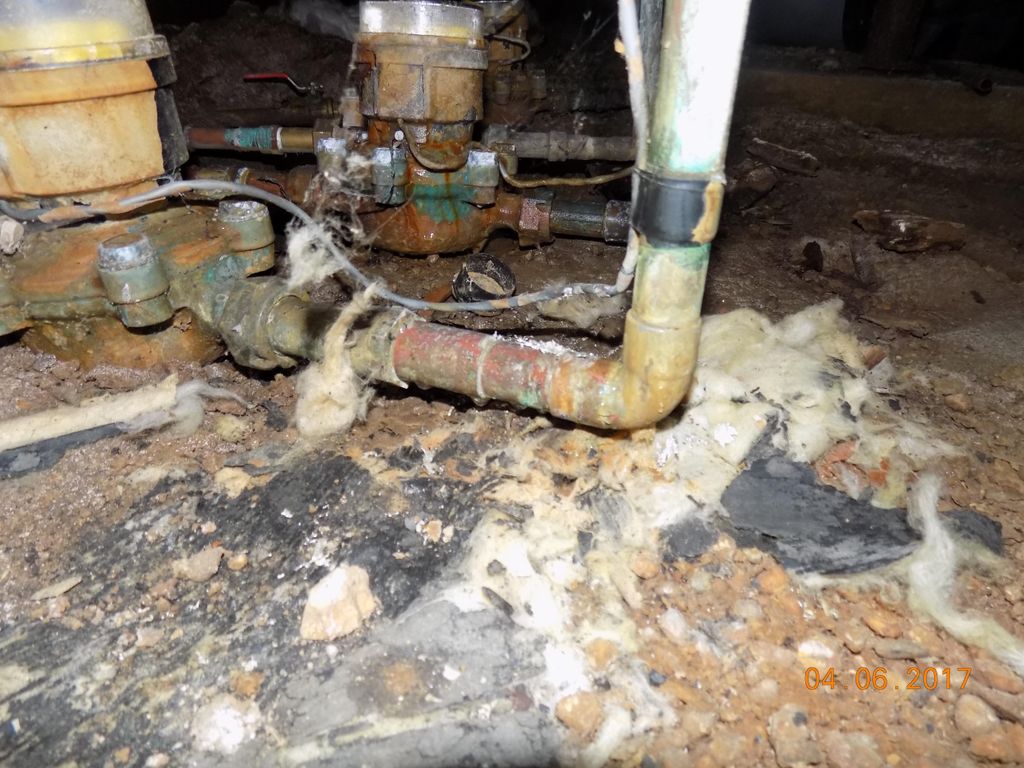 The water supply pipes are corroded at the water m
