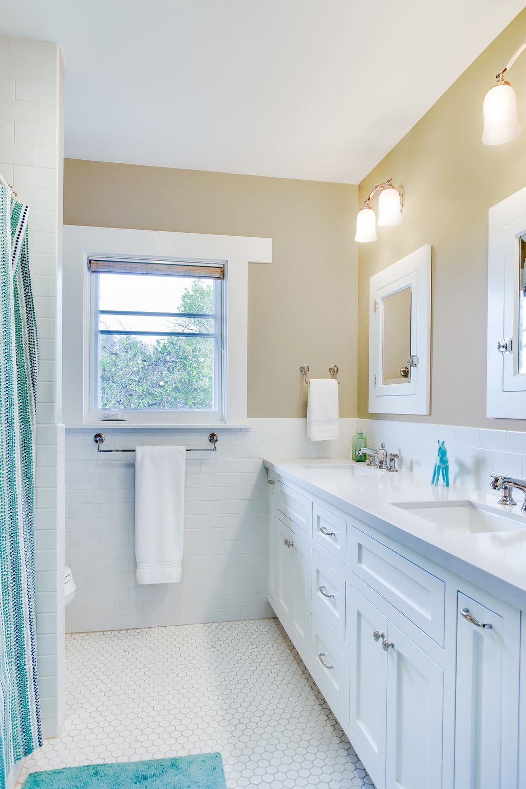 Craftsman home_kids bath