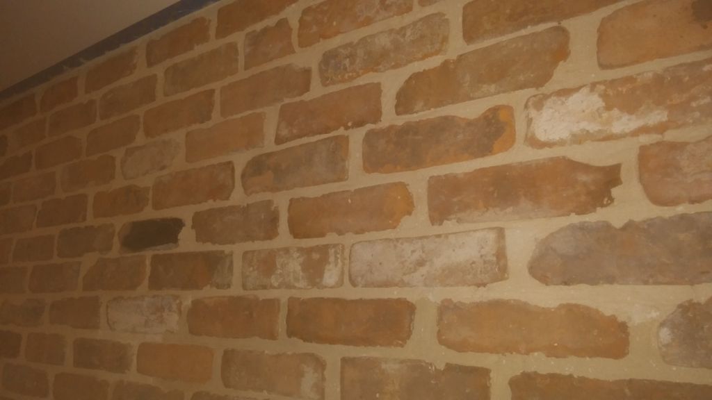 brick-it backnwall, master bedroom
